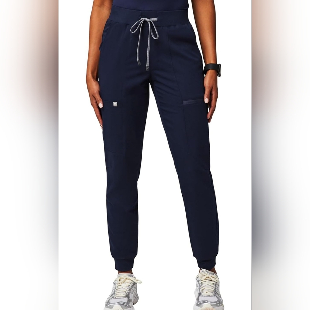 Fabletics Scrub Set - Picture 2 of 11